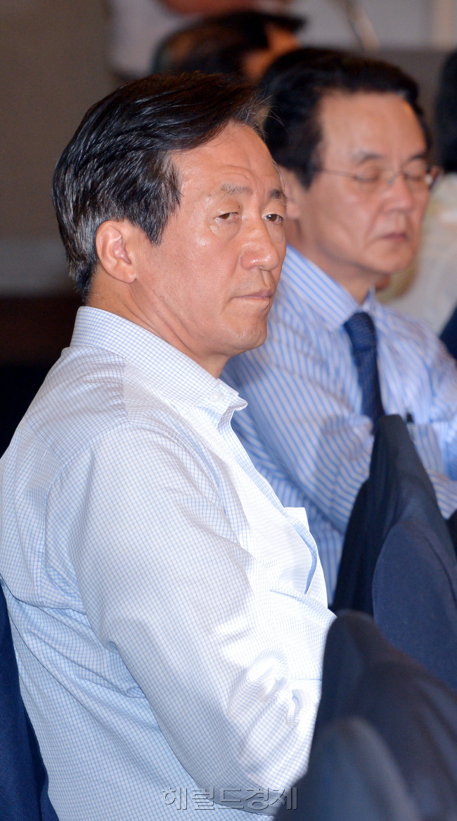 새누리당 정몽준 전 대표가  4일 서울 렉싱턴 호텔에서 열린 서울시당 모임에 참석해 홍사덕 공동선대위원장과 심각한 표정을 하고 있다. 박현구 기자phko@