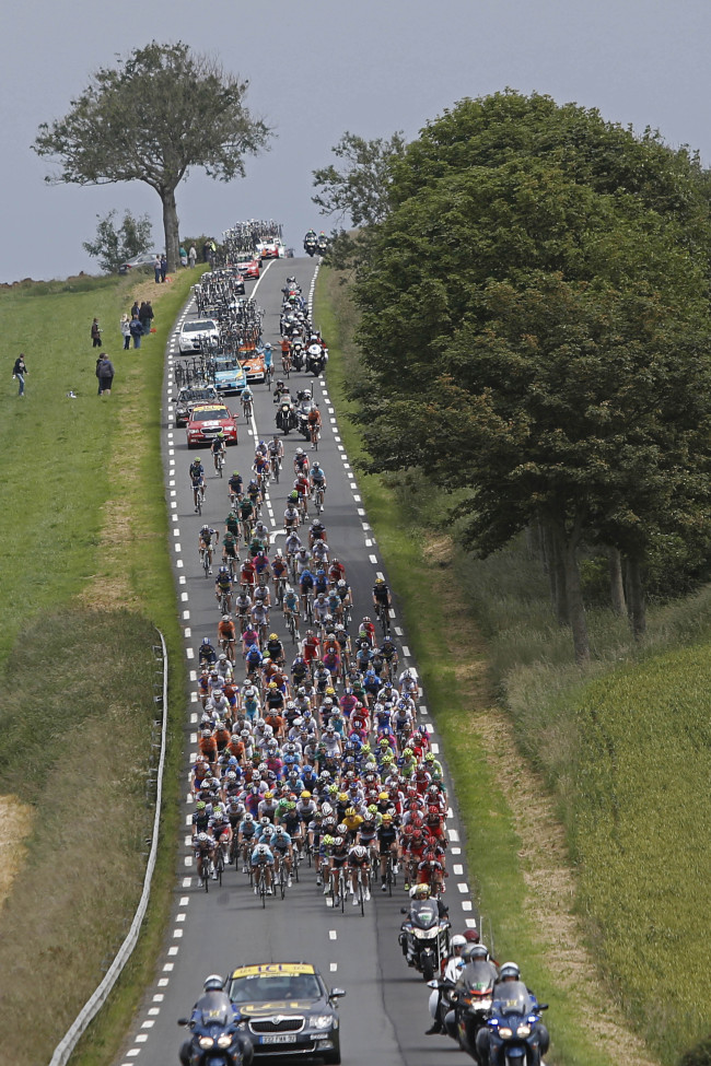 The pack rides downhill during the third stage of the Tour de France on Tuesday.  (AP-Yonhap News)