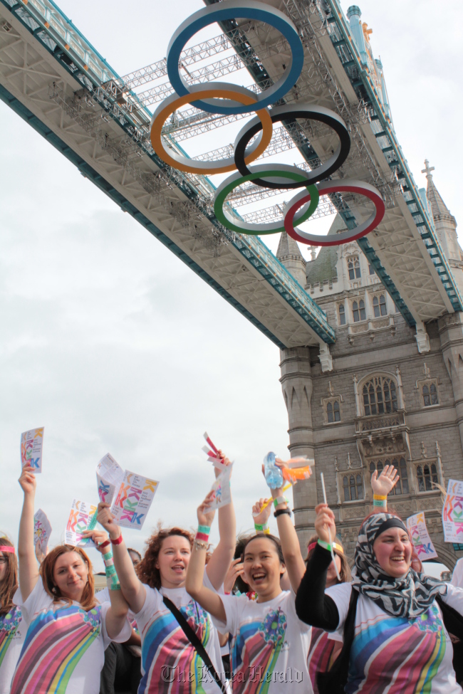 K-supporters in front of Tower Bridge during a street promotion of “All Eyes on Korea” in London on June 26. KCC UK