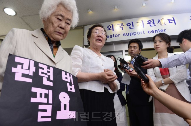 일본군 '위안부' 피해자 할머니들 (대구 이용수, 충북 이옥선)이 4일 오전 서울 양천구 서울출입국관리사무소에서 일본대사관 앞 소녀상에 말뚝테러와 망언을 한 스즈끼 노부유키 일본 유신정당 신풍 당대표를 재발방지를 위해 한국 출입국 입국 금지 요청서를 제출하고 기자회견을 가지고 있다. 박해묵 기자/mook@heraldm.com
일본군 '위안부' 피해자 할머니들 (대구 이용수, 충북 이옥선)이 4일 오전 서울 양천구 서울출입국관리사무소에서 일본대사관 앞 소녀상에 말뚝테러와 망언을 한 스즈끼 노부유키 일본 유신정당 신풍 당대표를 재발방지를 위해 한국 출입국 입국 금지 요청서를 제출하고 기자회견을 가지고 있다. 박해묵 기자/mook@heraldm.com
