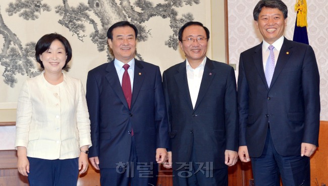 통합진보당 심상정,노회찬,김선동의원이 4일 강창희 신임국회의장을 예방하고 있다. 박현구 기자phko@heraldmcom 2012.07.03
통합진보당이 극심한 내홍을 겪고 있는 가운데 통진당 소속 심상정, 노회찬, 김선동 의원이 4일 강창희(왼쪽에서 두 번째) 국회의장을 예방해 민간인사찰국정조사특위에 통진당 의원 참여와 원하는 상임위에 의원 배정을 요청했다.  박현구 기자/phko@heraldm.com