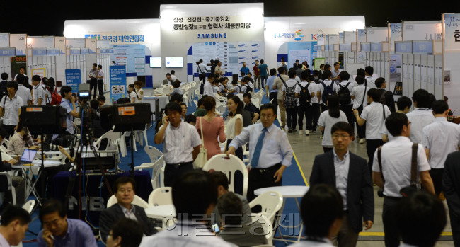 Job seekers attend a large-scale job fair in KINTEX, Ilsan, Gyeonggi Province, on Wednesday. The event was co-organized by Samsung Group’s affiliates and their subcontraactors, the Federation of Korean Industries and the Korea Federation of Small and Medium Businesses.  (Chung Hee-cho/The Korea Herald)