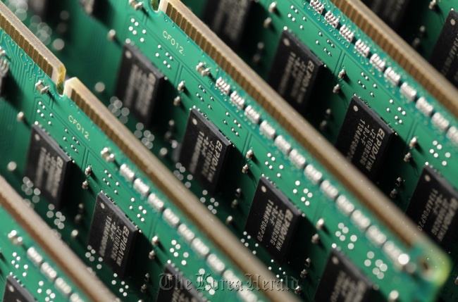Elpida Memory Inc. memory chips are displayed in this arranged photograph in Tokyo.   Bloomberg
Elpida Memory Inc. memory chips are displayed in this arranged photograph in Tokyo.   Bloomberg
