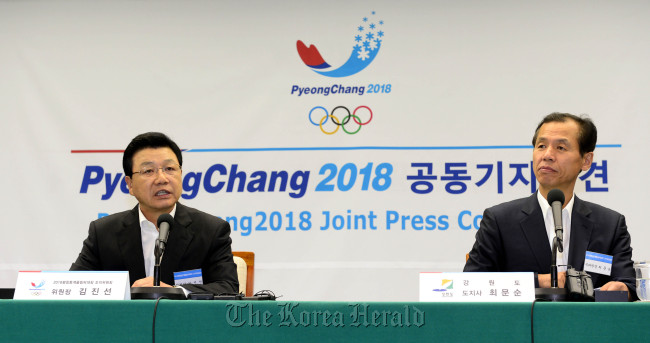 Kim Jin-sun (left), president of the PyeongChang Organizing Committee for the 2018 Olympic Winter Games, speaks at a news conference in Seoul on Wednesday as Gangwon Province Gov. Choi Moon-soon looks on. (Park Hae-mook/The Korea Herald)