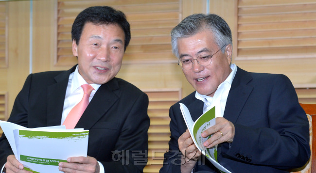 민주통합당 대선경선주자인 문재인,손학규 의원이 5일 국회 의원회관에서 열린 경제민주화포럼 창립대회에서 만나 악수를 하고 있다. 박현구 기자phko@heraldm.com 2012.07.05
민주통합당 대선경선주자인 문재인,손학규 의원이 5일 국회 의원회관에서 열린 경제민주화포럼 창립대회에서 만나 악수를 하고 있다. 박현구 기자phko@heraldm.com 2012.07.05