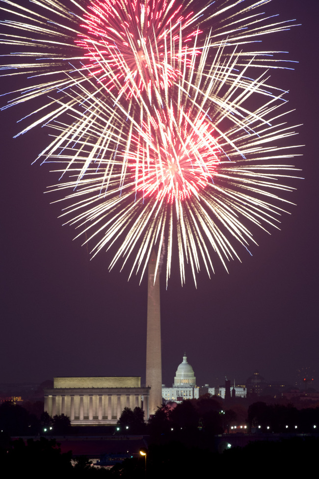 <YONHAP PHOTO-0519> Fireworks explode over the National Mall during the annual Independence Day celebration in Washington, D.C. on July 4, 2012. UPI/Kevin Dietsch/2012-07-05 10:49:23/ <저작권자 ⓒ 1980-2012 ㈜연합뉴스. 무단 전재 재배포 금지.>
Fireworks explode over Washington, D.C., Wednesday.
UPI-Yonhap News