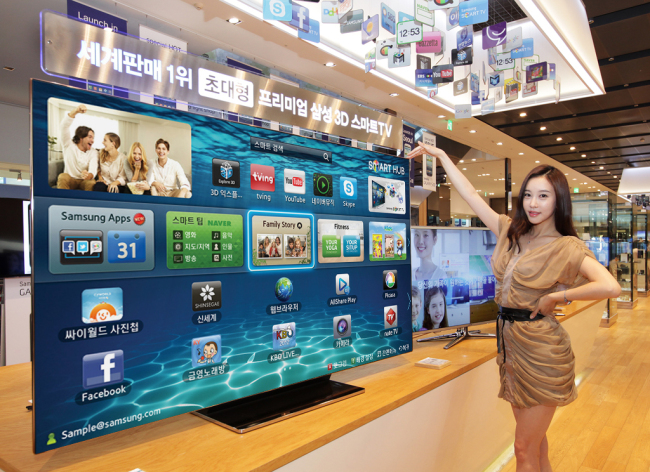 A model poses with Samsung Electronics’ all-new 189cm smart TV “ES9000” at the company’s retail store in Seocho-dong, Seoul, Thursday.  (Samsung Electronics)
