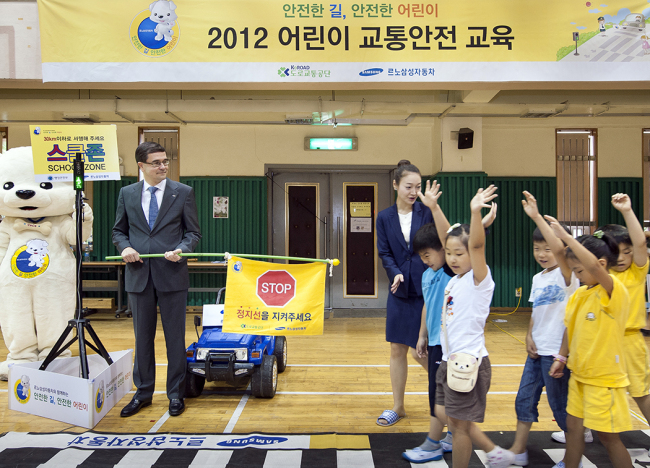 Renault Samsung Motors CEO Francois Provost participates in a traffic safety demonstration for children at a local elementary school in Seoul. The Korean branch of the French auto giant has been staging this event for eight years.  (Renault Samsung)