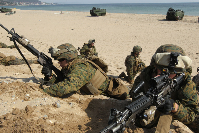 U.S. Marines take positions on a beach in Pohang, North Gyeongsang Province, during a Korea-U.S. joint military drill called Double Dragon, in March.   (Yonhap News)