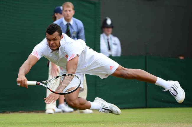 Jo-Wilfried Tsonga trying to reach a the ball during a match against Philipp Kohlschreiber at the 2012 Wimbledon Championships tennis tournament in Wimbledon, London, Wednesday. (AFP-Yonhap News)