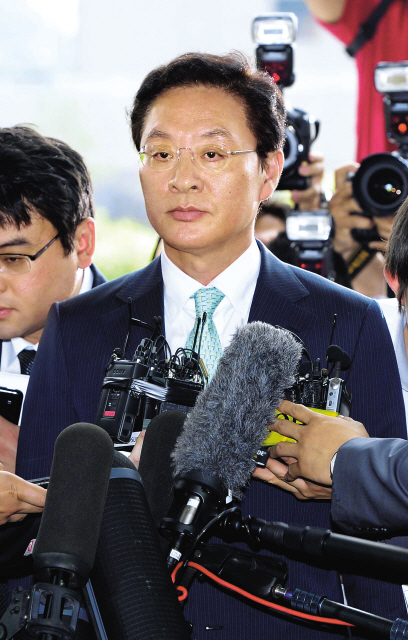 Saenuri Party lawmaker Chung Doo-un, a former close associate of President Lee Myung-bak, enters the Supreme Prosecutors’ Office on Thursday for questioning over his relationship with a savings bank chief executive suspected of bribing politicians and officials to prevent his company from being suspended. (Park Hae-mook/The Korea Herald)
