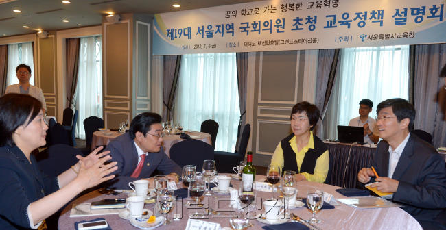 곽노현 서울시 교육감이 6일 여의도 렉싱턴호텔에서 서울지역국회의원을 초청, 서울시의 교육정책을 설명하고 있다. 박현구 기자phko@heraldm.com 2012.07.06
