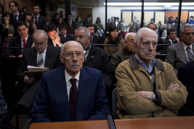 Former Argentine dictators Jorge Rafael Videla (left) and Reynaldo Bignone await the verdict of Argentina’s historic stolen babies trial in Buenos Aires, Argentina, Thursday.    (AP-Yonhap News)