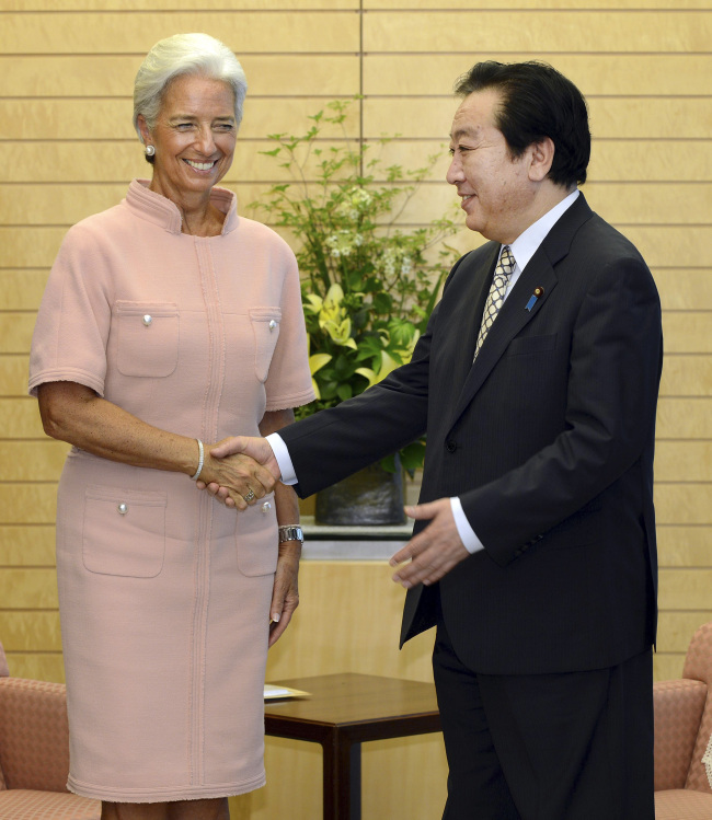 IMF Managing Director Christine Lagarde (left) is welcomed by Japanese Prime Minister Yoshihiko Noda during their talks at Noda’s official residence in Tokyo on Friday.  (AP-Yonhap News)