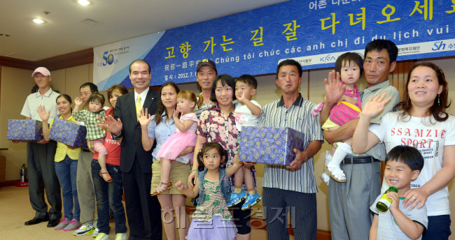 고향 가는 길 잘 다녀오세요!!  수협중앙회가 6일 오후 서울 송파구 신천동 본사에서 어촌다문화가정 모국방문 지원행사를 갖고 있다. 수협은 어업인 가정이면서 한국국적을 취득하고 우리나라에 들어온지 3년 이상된 결혼이민여성을 대상으로 신청을 받아 이들 중 47가정 181명을 선정 지원한다.이종구 수협중앙회 회장이  우선 선증을 받은 베트남 5 가정 17명에게 왕복항공권과 소정을 체제비를 지급하고 기념촬영을 하고 있다./ 안훈기자 rosedale@ 20o12.07.06
고향 가는 길 잘 다녀오세요!!  수협중앙회가 6일 오후 서울 송파구 신천동 본사에서 어촌다문화가정 모국방문 지원행사를 갖고 있다. 수협은 어업인 가정이면서 한국국적을 취득하고 우리나라에 들어온지 3년 이상된 결혼이민여성을 대상으로 신청을 받아 이들 중 47가정 181명을 선정 지원한다.이종구 수협중앙회 회장이  우선 선증을 받은 베트남 5 가정 17명에게 왕복항공권과 소정을 체제비를 지급하고 기념촬영을 하고 있다./ 안훈기자 rosedale@ 20o12.07.06