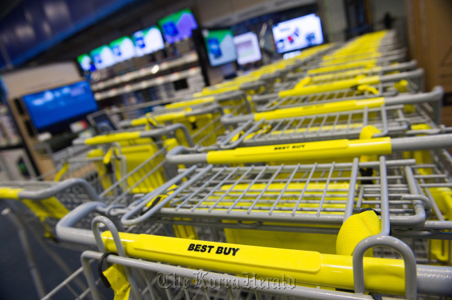 Shopping carts are lined up at a Best Buy Co. store in San Francisco, California.  Bloomberg