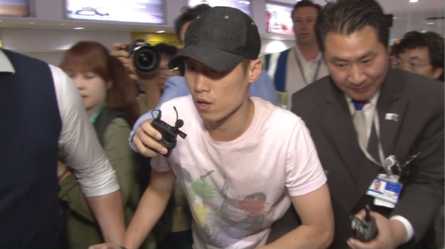 Korean midfielder Park Ji-sung of Manchester United hurries through the media at Heathrow Airport in London, Sunday. He returned to England amid reports of his imminent transfer to another Premier League club Queens Park Rangers, simply known as QPR. (Yonhap News)