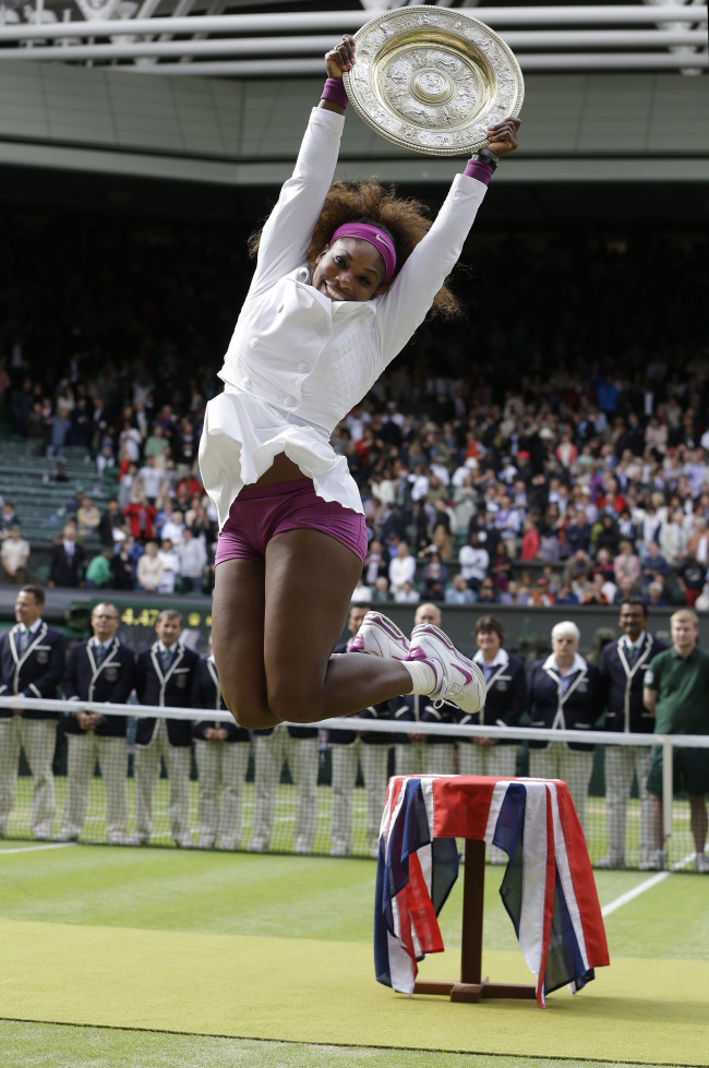 <YONHAP PHOTO-0159> Serena Williams of the United States celebrates with the trophy after defeating Agnieszka Radwanska of Poland to win the women's final match at the All England Lawn Tennis Championships at Wimbledon, England, Saturday, July 7, 2012. (AP Photo/Kirsty Wigglesworth)/2012-07-08 01:57:03/ <저작권자 ⓒ 1980-2012 ㈜연합뉴스. 무단 전재 재배포 금지.>
Serena Williams celebrates her Wimbledon title on Saturday.  AP-Yonhap News