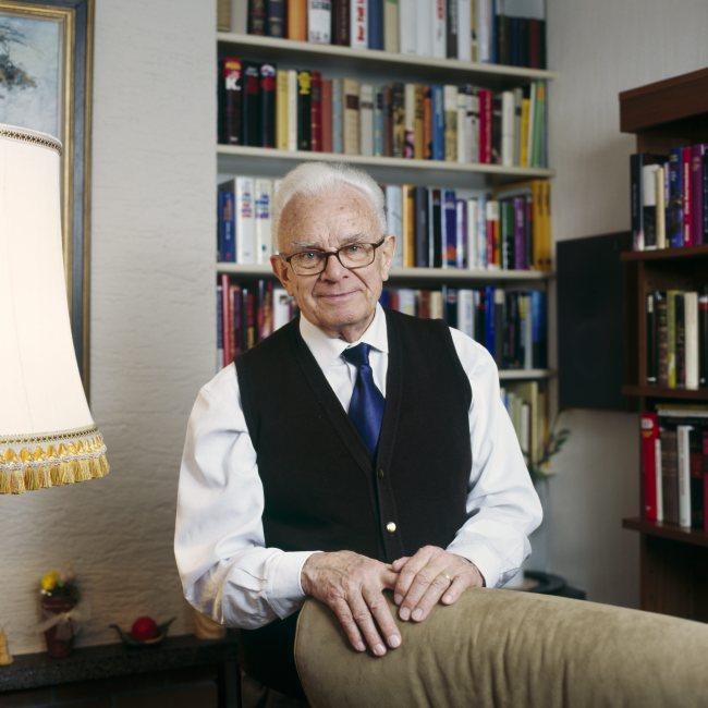 <YONHAP PHOTO-0195> FILE In this Jan. 26, 2010 file picture Leon Schlumpf is photographed in in Felsberg. Switzerland. The Swiss government says former President Leon Schlumpf, the father of the country's current head of state, has died. The government said the 87-year-old died in a hospital in the northeastern city of Chur on Saturday July 7, 2012. No cause of death was specified. Schlumpf, the father of Swiss President Eveline Widmer-Schlumpf, was minister in the federal government from 1980 to 1987 and served as head of state in 1984. (AP Photo//Gaetan Bally, File) NO SALES NO ARCHIVE/2012-07-08 06:03:41/ <저작권자 ⓒ 1980-2012 ㈜연합뉴스. 무단 전재 재배포 금지.>
Leon Schlumpf
Leon Schlumpf