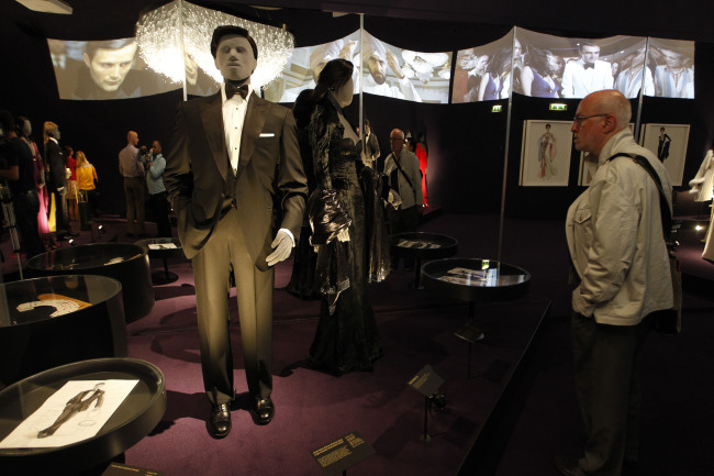 A visitor looks at a tuxedo worn by James Bond actor, Pierce Brosnan, in the film “GoldenEye” on display in the exhibition “Designing 007 ― Fifty Years of Bond Style” at the Barbican centre in London, Thursday.  (AP-Yonhap News)