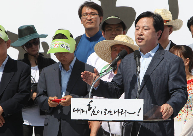 <YONHAP PHOTO-1017> 출마선언 (해남=연합뉴스) 형민우 기자 = 김두관 전 경남지사가 8일 오후 전남 해남군 땅끝마을에서 대선 출마를 선언하고 있다. 2012.7.8 minu21@yna.co.kr/2012-07-08 15:24:34/ <저작권자 ⓒ 1980-2012 ㈜연합뉴스. 무단 전재 재배포 금지.>
Kim Doo-kwan. Yonhap News