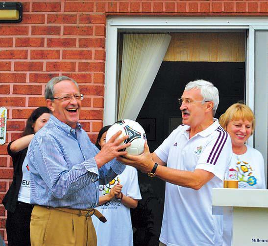 Poland Ambassador Krzysztof Majka (right) delivers a EURO
2012 replica football to Spanish Ambassador Luis Arias-Romero,
whose country took home the championship on July 2. (Robert Lee/The Korea Herald)