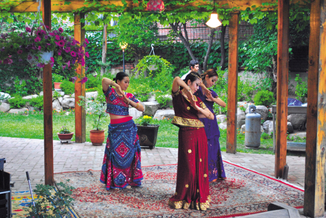 Students from the Indian Cultural Center perform at Indian
Ambassador Vishnu Prakash’s residence on Wednesday, during
an event to promote tourism between the two countries.
(Robert Lee/The Korea Herald)