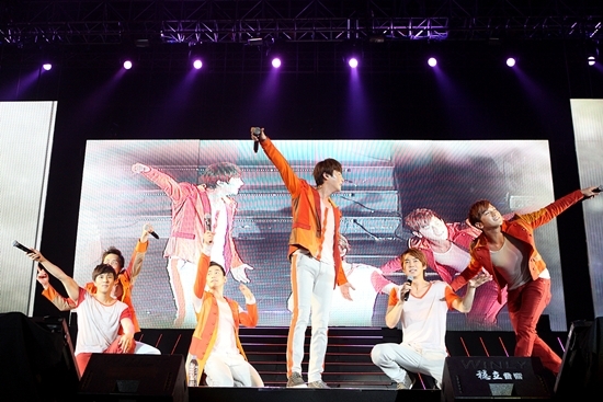 신화(SHINHWA), 가수(김동완, 이민우, 에릭, 앤디, 전진, 신혜성)/‘아시아 투어’ 신화, ‘이들의 밤은 낮보다 길었다’
