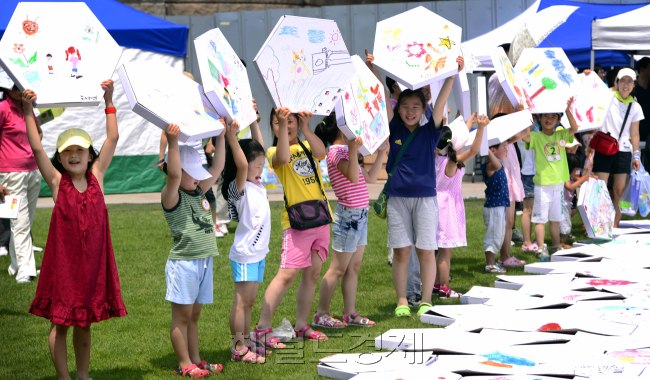 8일 오전 서울광장에서 열리고 있는 2011 협동조합 난장한마당에 참여한 어린이들이 협동의 벌집 만들기 체험에 참가해 각 자 그린 그림들을 뽐내고 있다. 박해묵 기자/mook@heraldm.com
8일 오전 서울광장에서 열리고 있는 2011 협동조합 난장한마당에 참여한 어린이들이 협동의 벌집 만들기 체험에 참가해 각 자 그린 그림들을 뽐내고 있다. 박해묵 기자/mook@heraldm.com