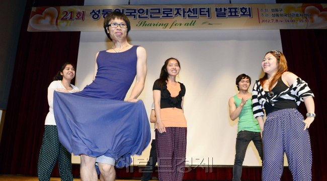 성동구가 8일 오전 성동청소년수련관 무지개 극장에서 '제21회 성동외국인근로자센터 <br />발표회'를 가지고 있다. 이 날 발표회에 참가한 한국어 고급반 과정의 외국인근로자들<br />이 대중가요를 부르며 율동에 맞춰 댄스실력을 뽐내고 있다. 박해묵 기<br />자/mook@heraldm.com
성동구가 8일 오전 성동청소년수련관 무지개 극장에서 '제21회 성동외국인근로자센터
발표회'를 가지고 있다. 이 날 발표회에 참가한 한국어 고급반 과정의 외국인근로자들
이 대중가요를 부르며 율동에 맞춰 댄스실력을 뽐내고 있다. 박해묵 기
자/mook@heraldm.com
성동구가 8일 오전 성동청소년수련관 무지개 극장에서 '제21회 성동외국인근로자센터
발표회'를 가지고 있다. 이 날 발표회에 참가한 한국어 고급반 과정의 외국인근로자들
이 대중가요를 부르며 율동에 맞춰 댄스실력을 뽐내고 있다. 박해묵 기
자/mook@heraldm.com