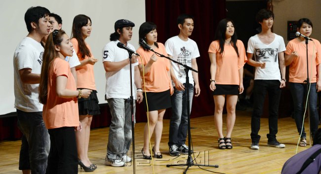 성동구가 8일 오전 성동청소년수련관 무지개 극장에서 '제21회 성동외국인근로자센터 <br />발표회'를 가지고 있다. 이 날 발표회에 참가한 한국어 고급반 과정의 외국인근로자들<br />이 대중가요를 부르며 한국어 실력을 뽐내고 있다. 박해묵 기<br />자/mook@heraldm.com
성동구가 8일 오전 성동청소년수련관 무지개 극장에서 '제21회 성동외국인근로자센터
발표회'를 가지고 있다. 이 날 발표회에 참가한 한국어 고급반 과정의 외국인근로자들
이 대중가요를 부르며 한국어 실력을 뽐내고 있다. 박해묵 기
자/mook@heraldm.com
성동구가 8일 오전 성동청소년수련관 무지개 극장에서 '제21회 성동외국인근로자센터
발표회'를 가지고 있다. 이 날 발표회에 참가한 한국어 고급반 과정의 외국인근로자들
이 대중가요를 부르며 한국어 실력을 뽐내고 있다. 박해묵 기
자/mook@heraldm.com