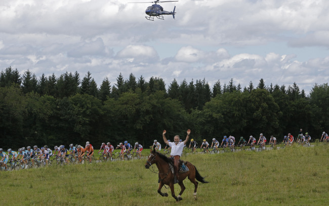 A man rides his horse alongside the pack during the eighth stage of the Tour de France on Sunday.  (AP-Yonhap News)