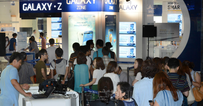 9일 코엑스 갤럭시존에서 열린 갤럭시S3론칭 행사에 참여하려는 일반고객들의 행렬.
정희조 기자/checho@heraldm./com 120709
9일 코엑스 갤럭시존에서 열린 갤럭시S3론칭 행사에 참여하려는 일반고객들의 행렬.<br />정희조 기자/checho@heraldm./com 120709
9일 코엑스 갤럭시존에서 열린 갤럭시S3론칭 행사에 참여하려는 일반고객들의 행렬.
정희조 기자/checho@heraldm./com 120709