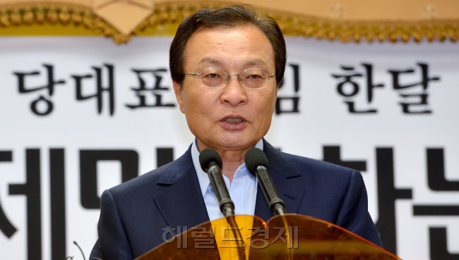 민주통합당 이행찬 대표가 9일  취임한달 특별기자회견을 영등표 당사에서 하고 있다. 박현구 기자phko@heraldm.com 2012.07.09
민주통합당 이행찬 대표가 9일  취임한달 특별기자회견을 영등표 당사에서 하고 있다. 박현구 기자phko@heraldm.com 2012.07.09
‘민주통합당이 경제 민주화 진짜 원조다’ 이해찬 민주통합당 대표는 9일 “경제기조를 재벌 특권 경제에서 민생중심 경제로 대전환하고 경제 민주화와 재벌개혁에 당의 명운을 걸겠다”며 취임 한 달 기념 기자회견을 경제 민주화 원조논쟁으로 불을 지폈다.