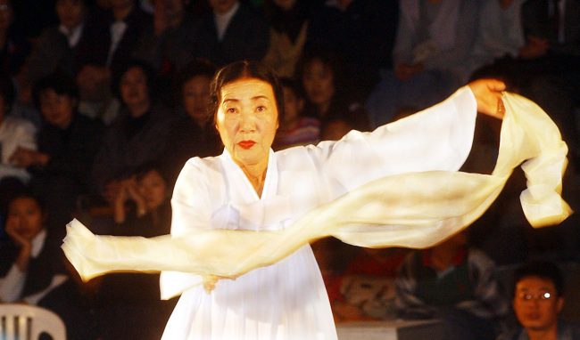 This file photo shows Gong Ok-jin, a Korean folk dancer known for her “hunchback-dance,” performing at a cultural event at an unidentified venue in Korea in 2001.  (Yonhap News)