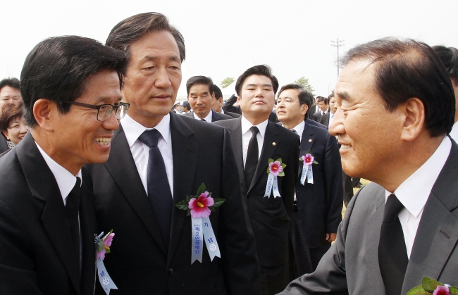 (From left) Gyeonggi Province Gov. Kim Moon-soo, Rep. Chung Mong-joon and Rep. Lee Jae-oh at a recent memorial for the 2010 Yeonpyeong attack. The three had demanded an open primary to select the Saenuri Party’s presidential candidate. Both Chung and Lee withdrew from Saenuri’s nomination race on Monday, criticizing the party’s decision not to adopt an open primary.  Yonhap News