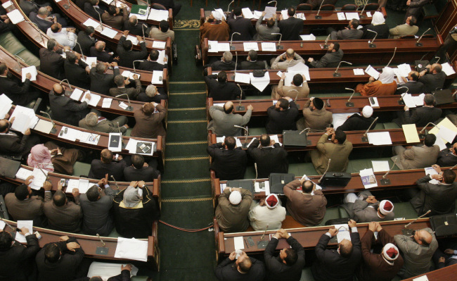 <YONHAP PHOTO-0219> FILE - In this Wednesday, Feb. 1, 2012 file photo, newly elected Egyptian lawmakers attend a session of the Egyptian parliament, in Cairo, Egypt. Egypt's president on Sunday, July 8, 2012 ordered the country's Islamist-dominated parliament to reconvene in defiance of a military decree dissolving the legislature last month following a court ruling that a third of its members were illegally elected, the state news agency reported.(AP Photo/Mohammed Abu Zaid, File)/2012-07-09 07:26:21/ <저작권자 ⓒ 1980-2012 ㈜연합뉴스. 무단 전재 재배포 금지.>
Newly elected Egyptian lawmakers attend a session of the Egyptian parliament in Cairo.  AP-Yonhap News
