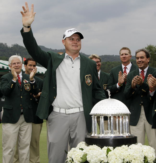 Ted Potter Jr. celebrates with the winner’s trophy.  (AP-Yonhap News)