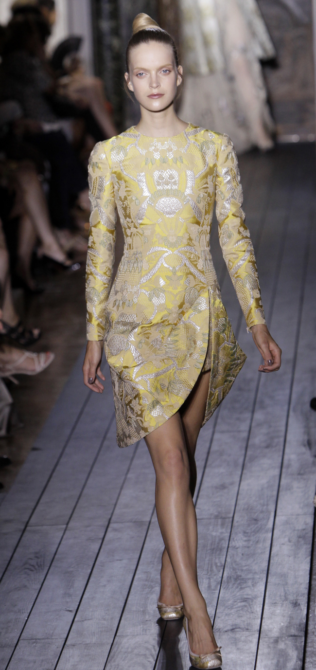 A model wears a creation by fashion designers Maria Grazia Chiuri and Pier Paolo Piccioli for Valentino.  (AP-Yonhap News)