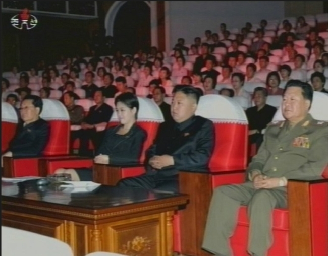 미니스커트에 이어 미키마우스까지…北 트렌디한 친서민 정치?