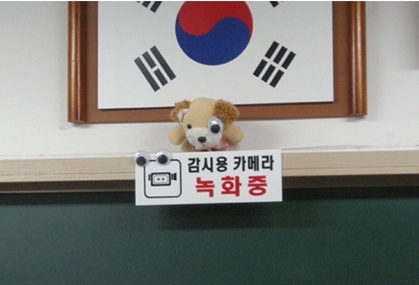 교실의 감시카메라…“귀여운 감시자 등장…큰눈이 CCTV”