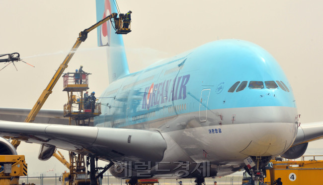 대한항공은 10일 오전 인천공항 정비고에서 본격적인 여름 성수기를 맞아 A380 초대형 항공기의 묵은 때를 씻는 모습을 공개했다. A380은 길이 72.7m, 너비 79.8m로 축구장 크기와 맞먹으며 A380 한대를 세척하기 위해서는 약 20톤의 물과 100L의 세척액이 사용되며 작업시간은 약5시간 걸린다.<br />김명섭 기자 msiron@
대한항공은 10일 오전 인천공항 정비고에서 본격적인 여름 성수기를 맞아 A380 초대형 항공기의 묵은 때를 씻는 모습을 공개했다. A380은 길이 72.7m, 너비 79.8m로 축구장 크기와 맞먹으며 A380 한대를 세척하기 위해서는 약 20톤의 물과 100L의 세척액이 사용되며 작업시간은 약5시간 걸린다.
김명섭 기자 msiron@