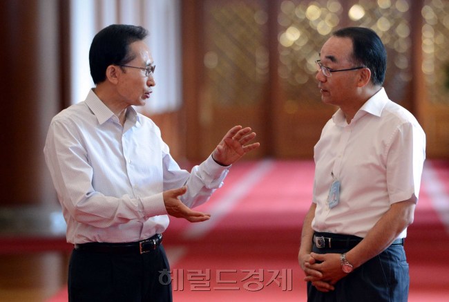 이명박대통령이 10일 오전 청와대에서 열린 국무회의를 주재하기에 앞서 박재완 기획재정부 장관과 이야기하고 있다.정희조기자.checho@-2012.07.10.
이명박대통령이 10일 오전 청와대에서 열린 국무회의를 주재하기에 앞서 박재완 기획재정부 장관과 이야기하고 있다.정희조기자.checho@-2012.07.10.