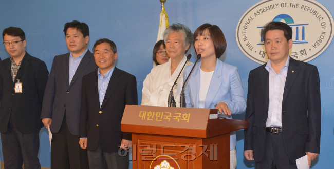 민주통합당 배재정의원이 정수장학회관련 기자회견을 10일 국회 정론관에서 하고 있다. 박현구 기자phko@heraldm.com 2012.0710
배재정 민주통합당 의원이 정수장학회 관련 기자회견을 10일 국회 정론관에서 하고 있다.  박현구 기자/phko@heraldm.com