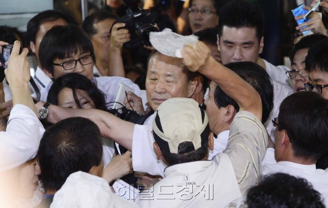 저축은행과 코오롱그룹으로 부터 불법자금을 수수한 혐의를 받고 있는 대통령의 친형 <br />이상득 전 새누리당 의원이 10일 오전 서울중앙지법으로 출두하는 도중 저축은행사태 피해자로부터 항의와 욕설을 듣고 있다. 이 날 서울중앙지법은 321호 법정에서 특정경제범죄가중처벌법상 알선수재 및 정치자금법 위반 혐의로 사전구속영장이 청구된 이 전 의원에 대한 영장실질검사를 진행한다. 박해묵 기자/mook@heraldm.com