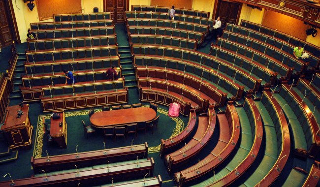<YONHAP PHOTO-0159> Workers clean inside the Egyptian parliament in Cairo, Monday, July 9, 2012. The speaker of Egypt's Islamist-dominated parliament called Monday for the legislature to meet this week, raising the stakes in a tense standoff with the powerful military which backed a court ruling to dissolve the chamber. (AP Photo/Mohammed Asad)/2012-07-10 06:08:27/ <저작권자 ⓒ 1980-2012 ㈜연합뉴스. 무단 전재 재배포 금지.>
Workers clean inside the Egyptian parliament in Cairo on Monday.  AP-Yonhap News