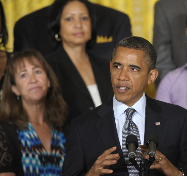 President Barack Obama calls on Congress to pass a temporary, one-year extension of the Bush-era tax cuts for people who make less than $250,000 a year, during a statement in the East Room of the White House in Washington, Monday.  (AP-Yonhap News)
