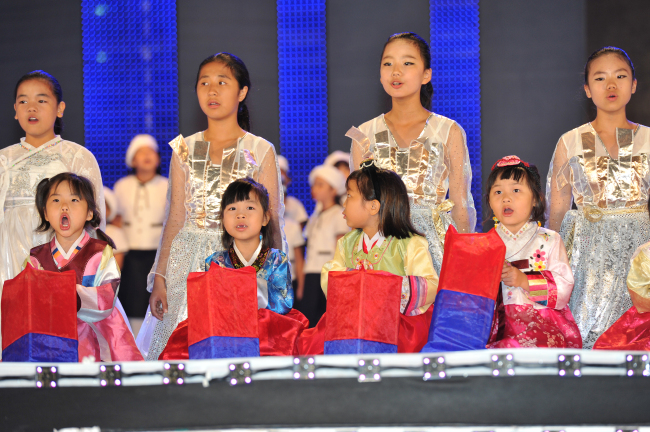 A children’s choir performs at the 2011 Korea Migrant’s Song Festival KMSF