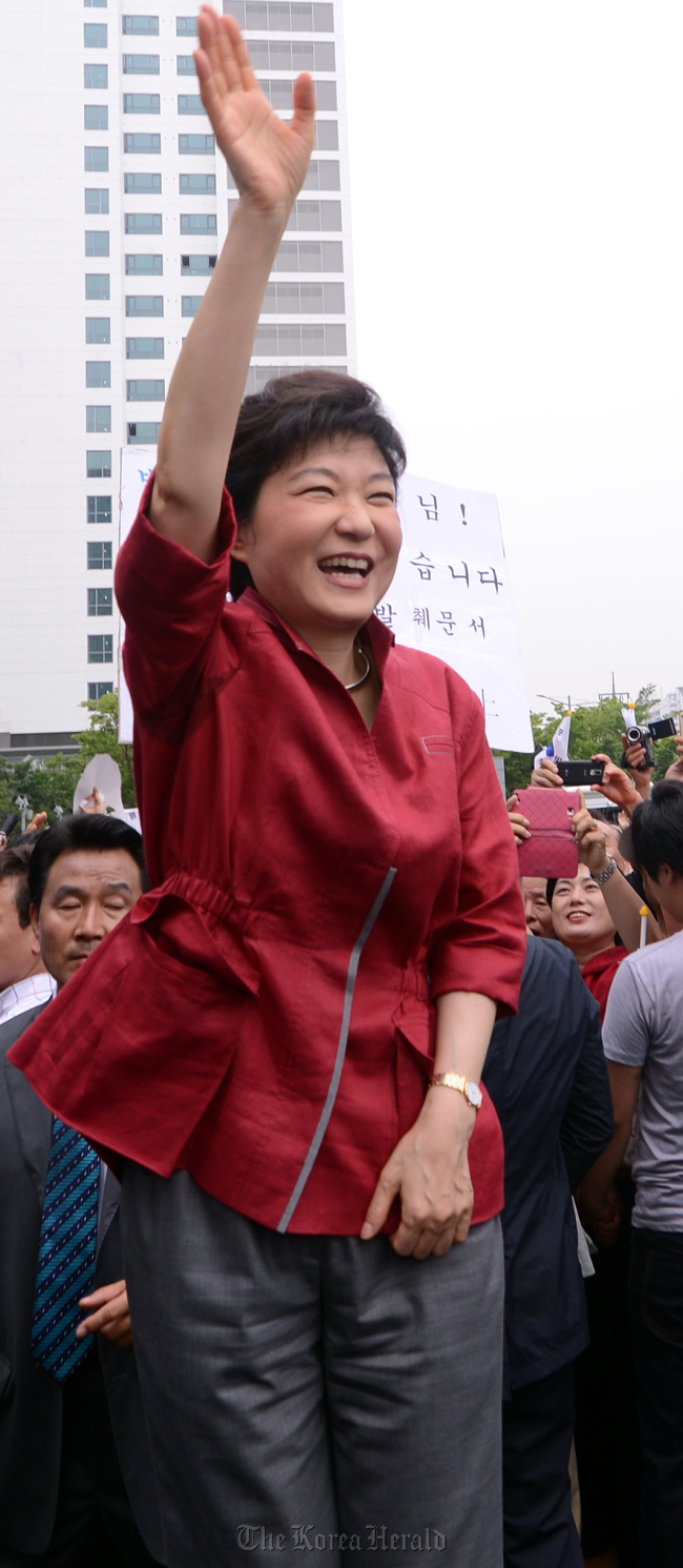 박근혜 새누리당 전비상대책위원장이 10일 영등포 타임스퀘어 광장에서 대통령후보 출마 선언을 한 후 손을 들어 지지자들에게 인사를 하고 있다./ 안훈기자 rosedale@ 2012.07.10