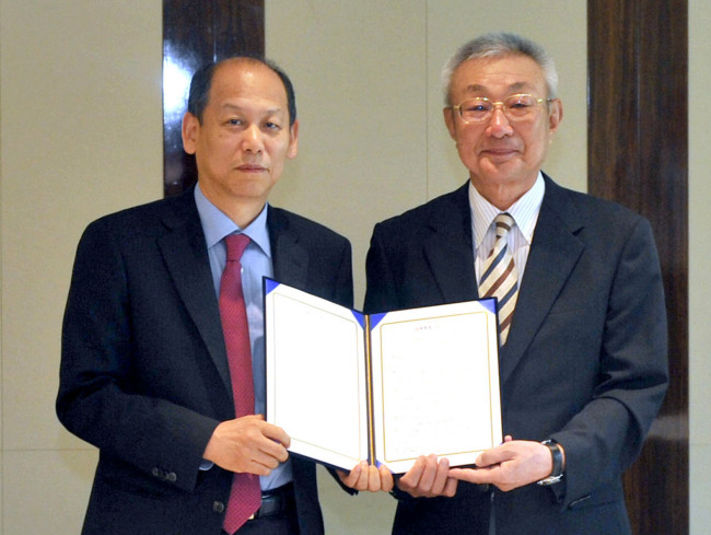 Lock & Lock CEO Kim Joon-il (left) poses with Endo Masaki, chairman of Endo Manufacturing, after signing an MOU in Seoul on Tuesday.            Lock & Lock